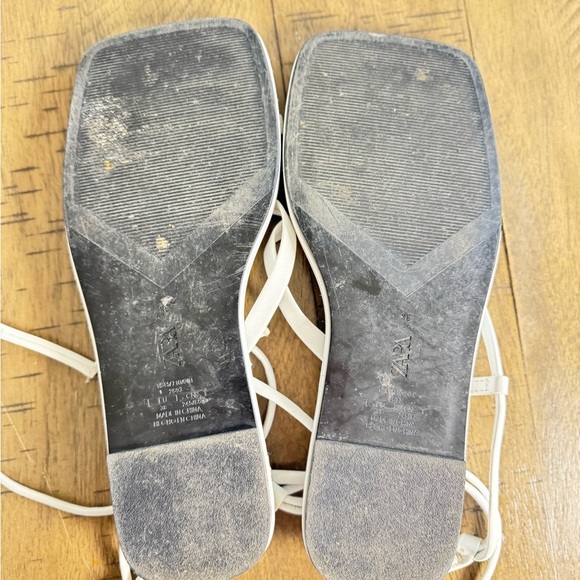 Zara White Modern Sandals with Geometric Design - Picture 9 of 10
